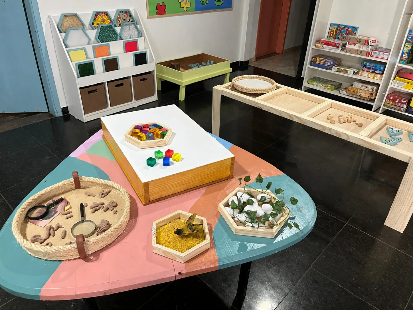 Ateliê de exploração com materiais investigativos e jogos