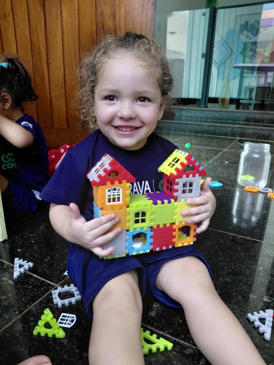 Criança do Berçário brincando com peças de construção