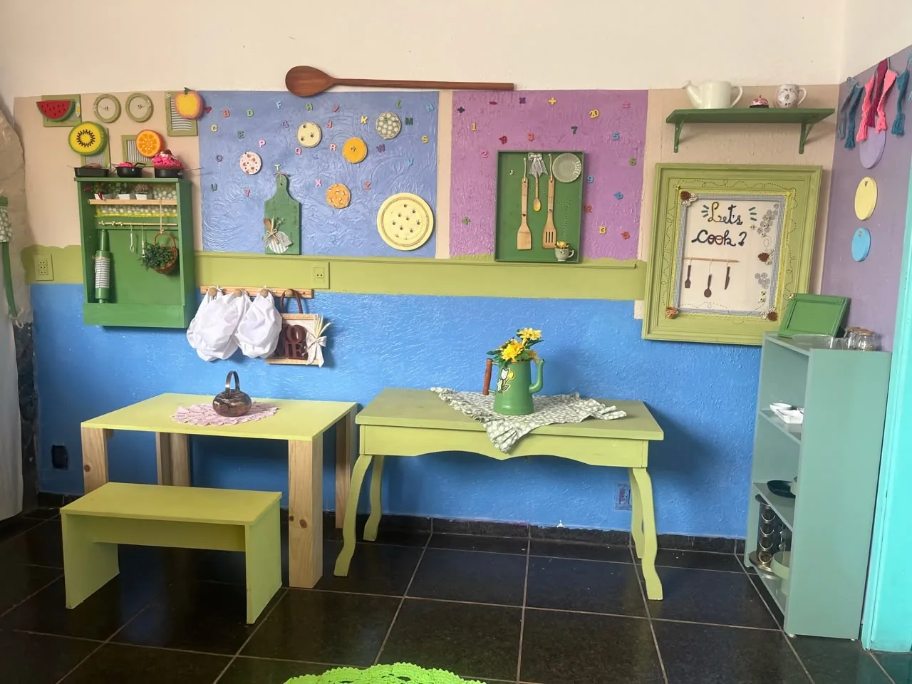 Cozinha pedagógica infantil preparada para experiências de aprendizagem