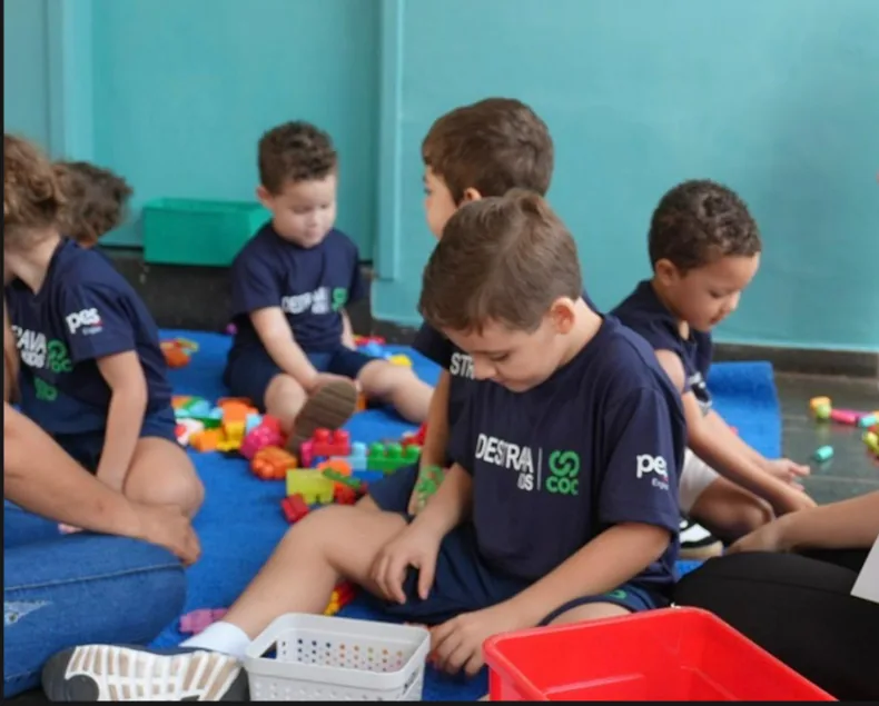 Crianças da Educação Infantil em proposta de brincadeira e exploração