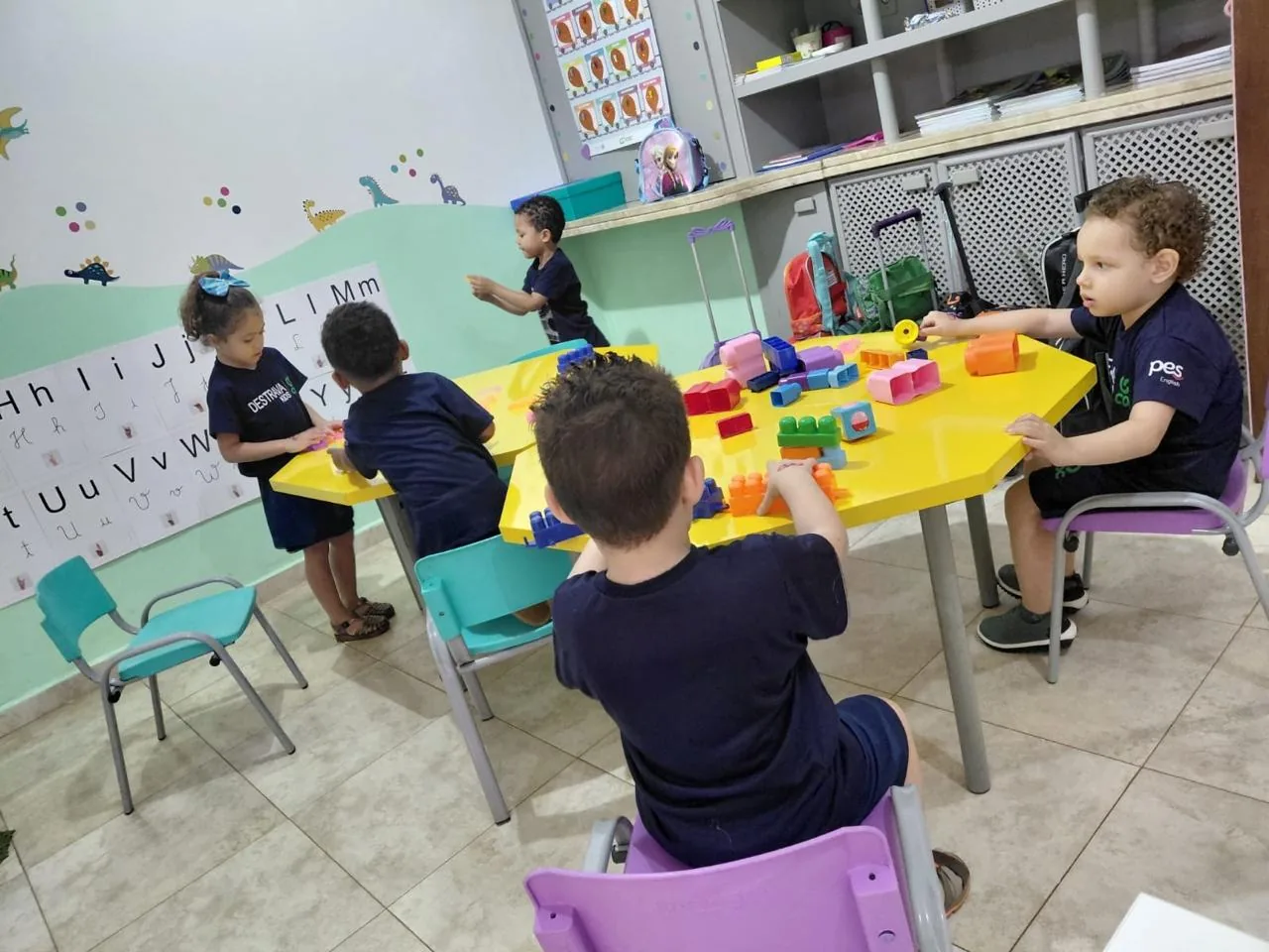 Crianças da Educação Infantil construindo com blocos coloridos