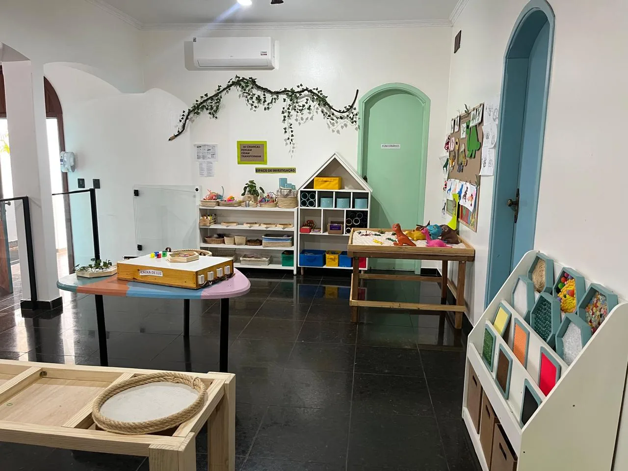 Espaço Maker com materiais sensoriais, jogos e caixa de luz
