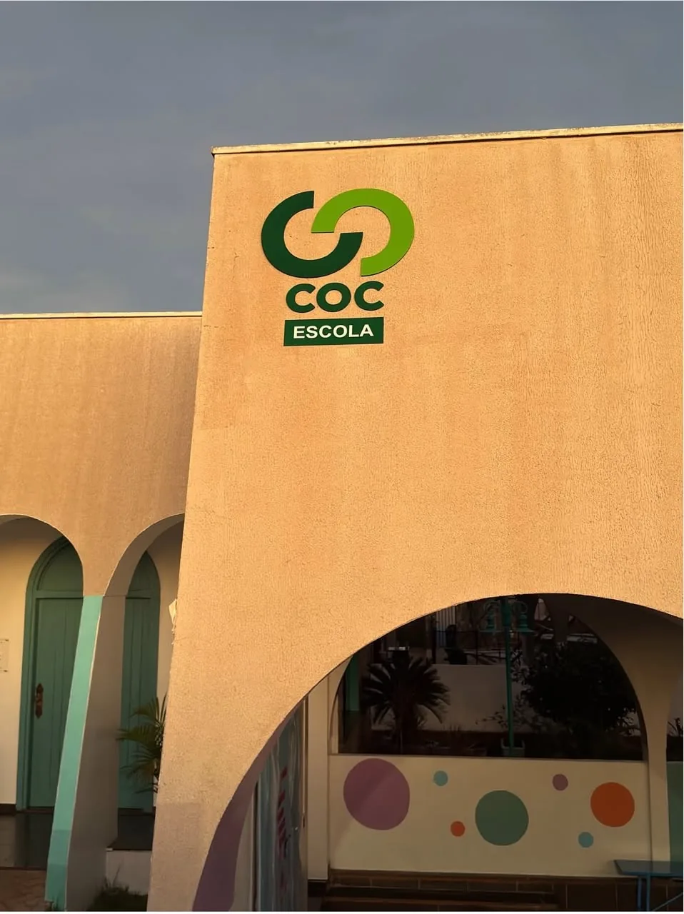 Fachada da Escola Destrava Kids em Paranaíba, com identificação COC Escola