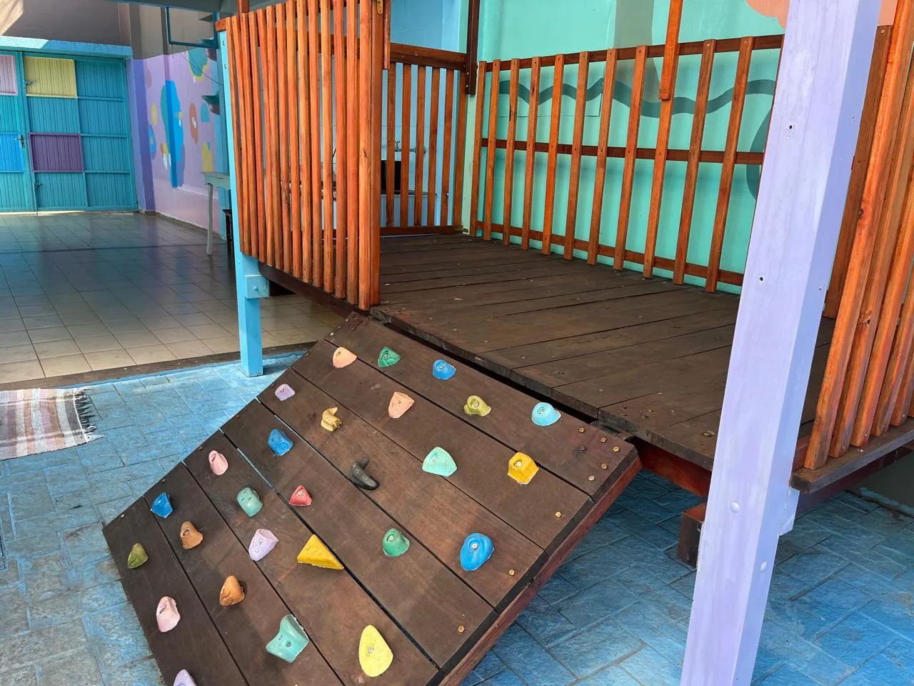 Parque com rampa de escalada e estrutura de madeira