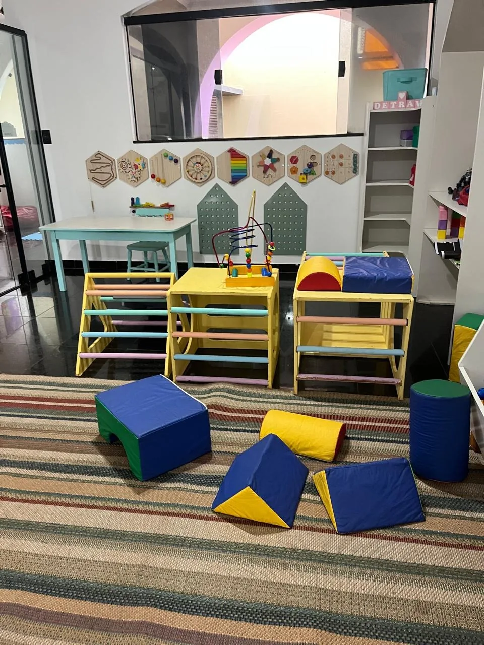 Sala Baby e espaço de psicomotricidade com módulos, circuitos e materiais sensoriais